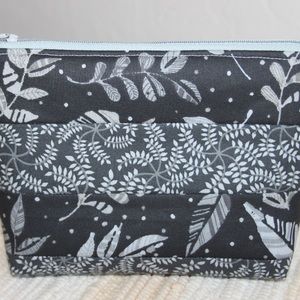 HANDMADE QUILTED SMALL MAKE-UP WRISTLET BAG
